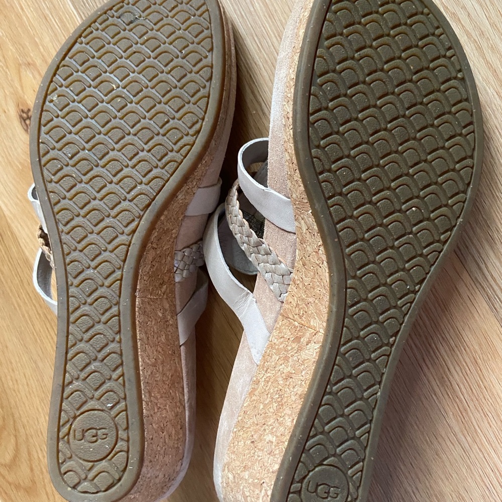 UGG Women's 9 M Cream Tan 2 1/2” Heel Cork Platform Sandals Shoes - Picture 3 of 7